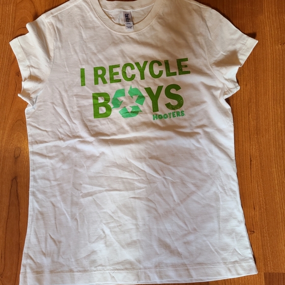 NWOT Hooters small white t-shirt - Picture 9 of 12